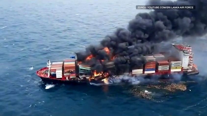 Video: U Srí Lanky hoří přepravní loď, převáží velké množství chemikálií